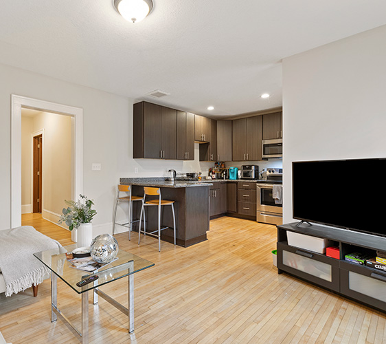 712 4th St SE_Unit 2_003.jpg
