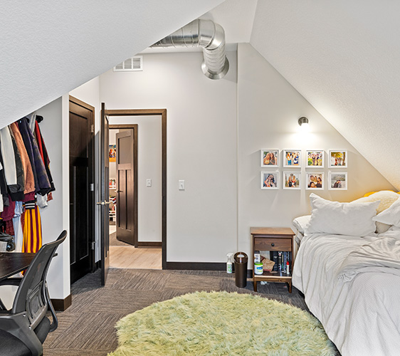 712 4th St SE_Unit 4_017.jpg
